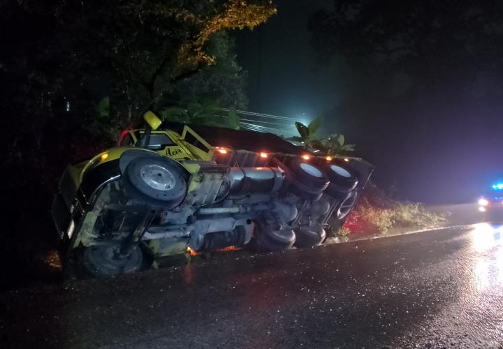 Camión que transportaba vidrios se vuelca en Loma Linda