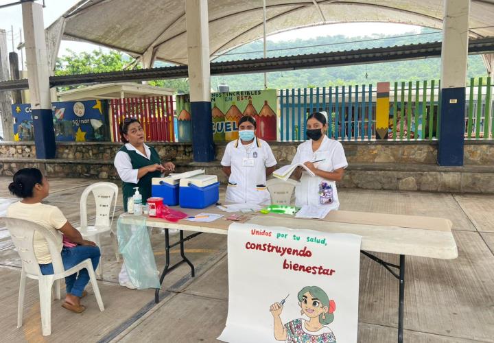 Instala IMSS módulos de vacunación