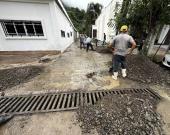 Retiran deslave en carretera; piden circular con precaución