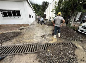 Retiran deslave en carretera; piden circular con precaución