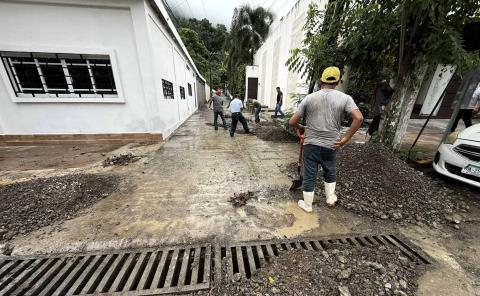 Retiran deslave en carretera; piden circular con precaución