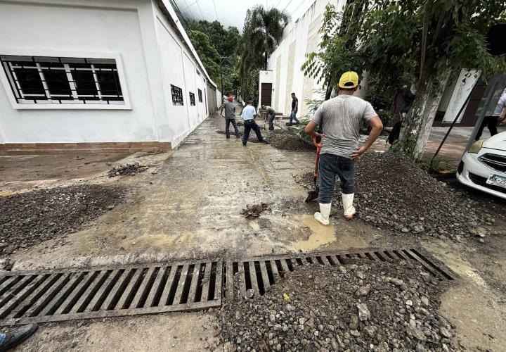 Retiran deslave en carretera; piden circular con precaución