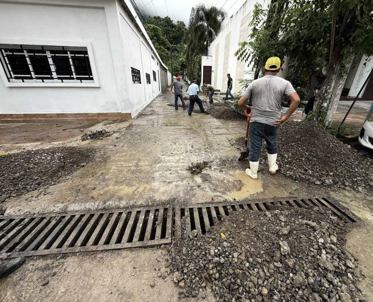 Retiran deslave en carretera; piden circular con precaución