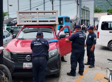Camioneta impacta a coche en Tamazunchale