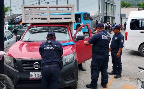 Camioneta impacta a coche en Tamazunchale
