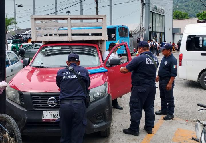 Camioneta impacta a coche en Tamazunchale