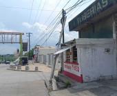 Poste en riesgo de ocasionar tragedia