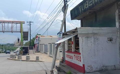 Poste en riesgo de ocasionar tragedia
