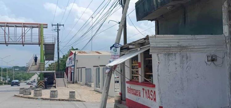 Poste en riesgo de ocasionar tragedia