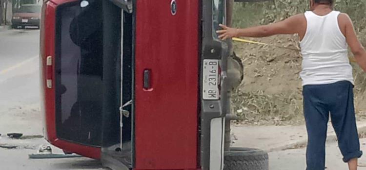 VOLCÓ UNA CAMIONETA      
