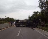 Volcó camión con mercancía      