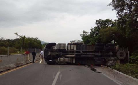 Volcó camión con mercancía      
