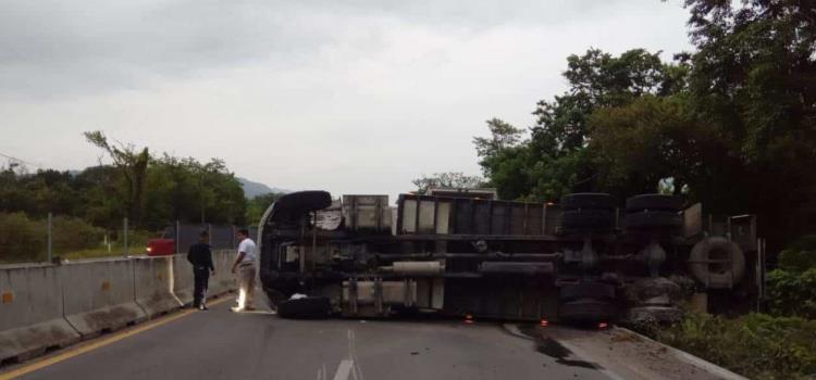 Volcó camión con mercancía Volcó camión con mercancía