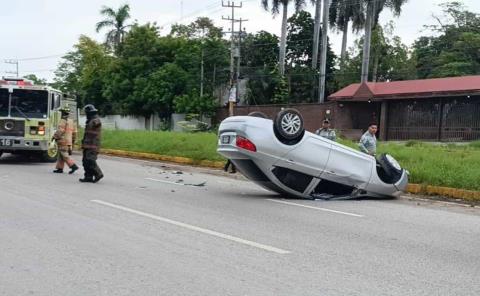 VOLCÓ COCHE DE UNA PAREJA                
