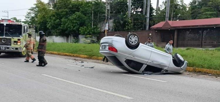 VOLCÓ COCHE DE UNA PAREJA                
