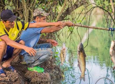 Pescadores van al río Moctezuma por peces