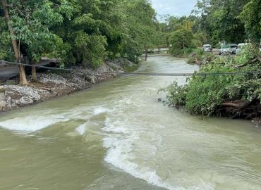 Alertan a población por lluvias; cierran paso en arroyo Acontla