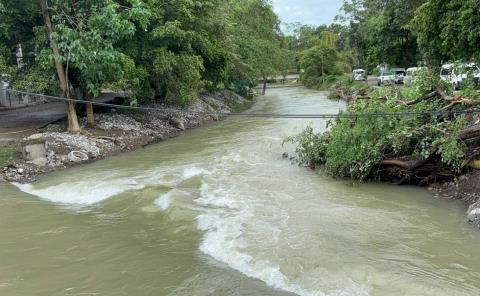 Alertan a población por lluvias; cierran paso en arroyo Acontla
