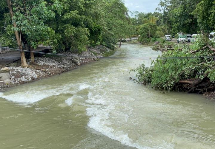 Alertan a población por lluvias; cierran paso en arroyo Acontla