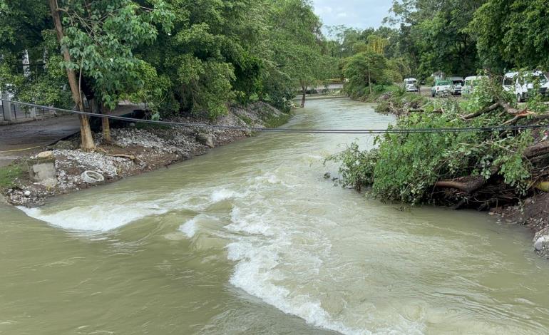 Alertan a población por lluvias; cierran paso en arroyo Acontla