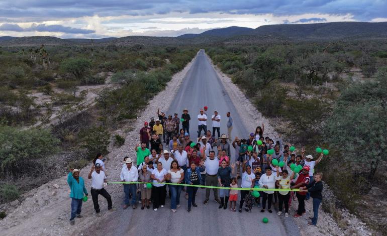 Arnulfo Urbiola inauguró camino 
