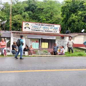 Docente y funcionaria 4T... pero no va a trabajar; revienta molestia en Tampacán