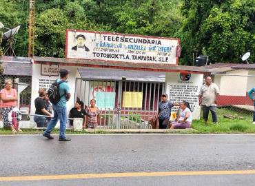 Docente y funcionaria 4T... pero no va a trabajar; revienta molestia en Tampacán