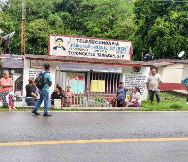 Docente y funcionaria 4T... pero no va a trabajar; revienta molestia en Tampacán
