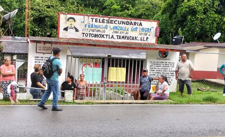 Docente y funcionaria 4T... pero no va a trabajar; revienta molestia en Tampacán