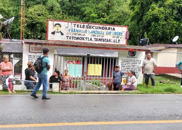 Docente y funcionaria 4T... pero no va a trabajar; revienta molestia en Tampacán