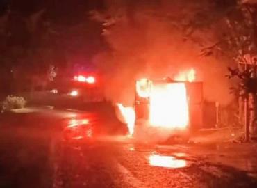 Camioneta calcinada en la carretera México–Laredo