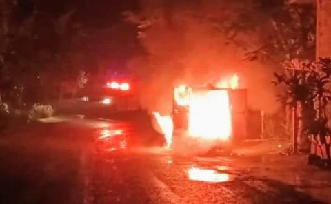 Camioneta calcinada en la carretera México–Laredo