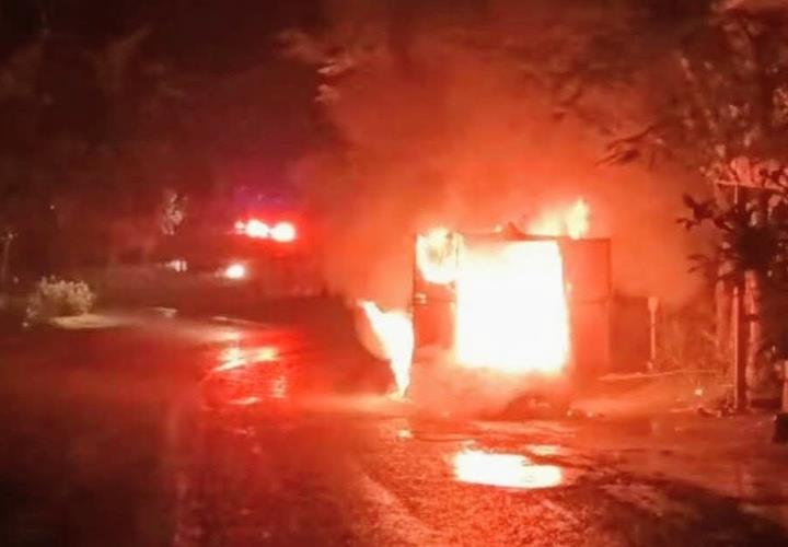 Camioneta calcinada en la carretera México–Laredo