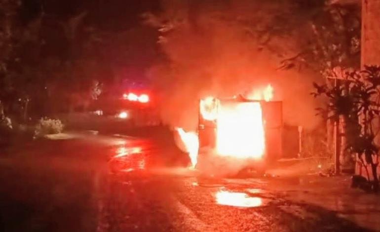 Camioneta calcinada en la carretera México–Laredo