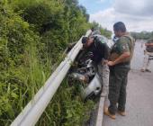 Vehículo chocó contra guarnición     