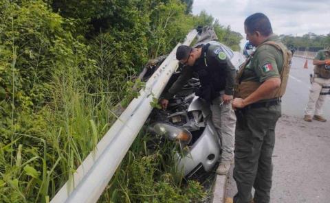 Vehículo chocó contra guarnición     
