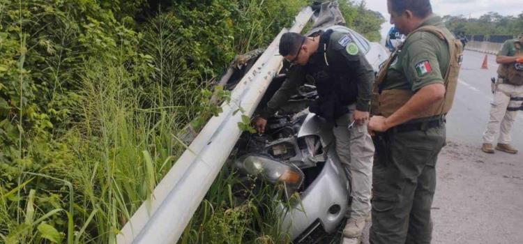 Vehículo chocó contra guarnición     