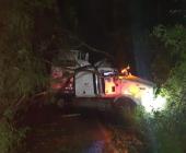 TRÁILER SE SALIÓ DE LA CARRETERA      