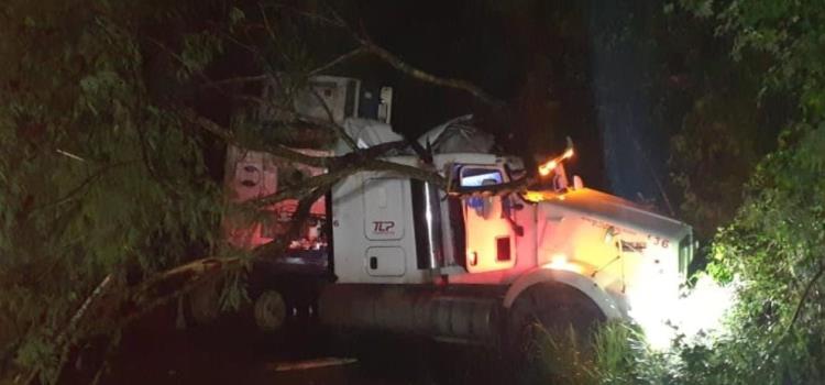 TRÁILER SE SALIÓ DE LA CARRETERA      