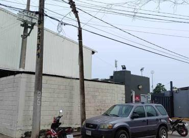 ´Peligroso´ poste en calle Aztecas 