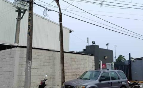 ´Peligroso´ poste en calle Aztecas 
