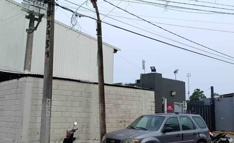 ´Peligroso´ poste en calle Aztecas 