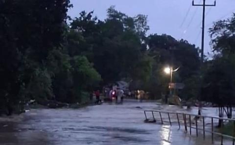 Arrastró la corriente vehículo de mujer    
