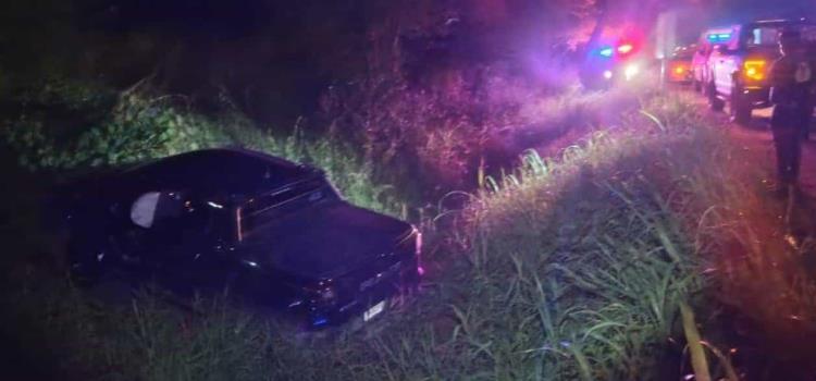 Vehículo cayó a un desnivel Vehículo cayó a un desnivel