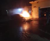 ARDIÓ AUTO EN UN FRACCIONAMIENTO     