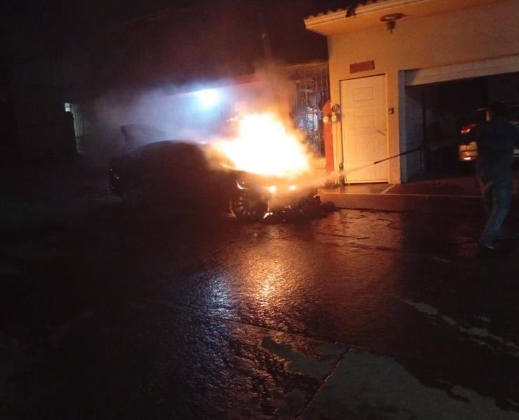 ARDIÓ AUTO EN UN FRACCIONAMIENTO     
