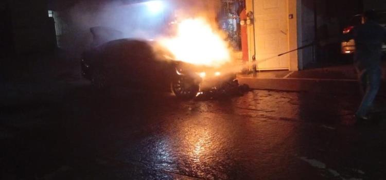 ARDIÓ AUTO EN UN FRACCIONAMIENTO     
