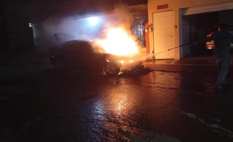 ARDIÓ AUTO EN UN FRACCIONAMIENTO     
