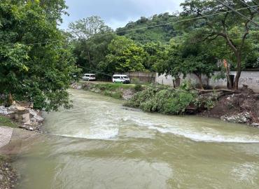 Arroyo sigue crecido en cabecera