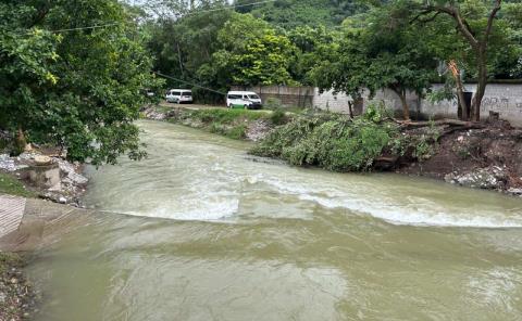 Arroyo sigue crecido en cabecera